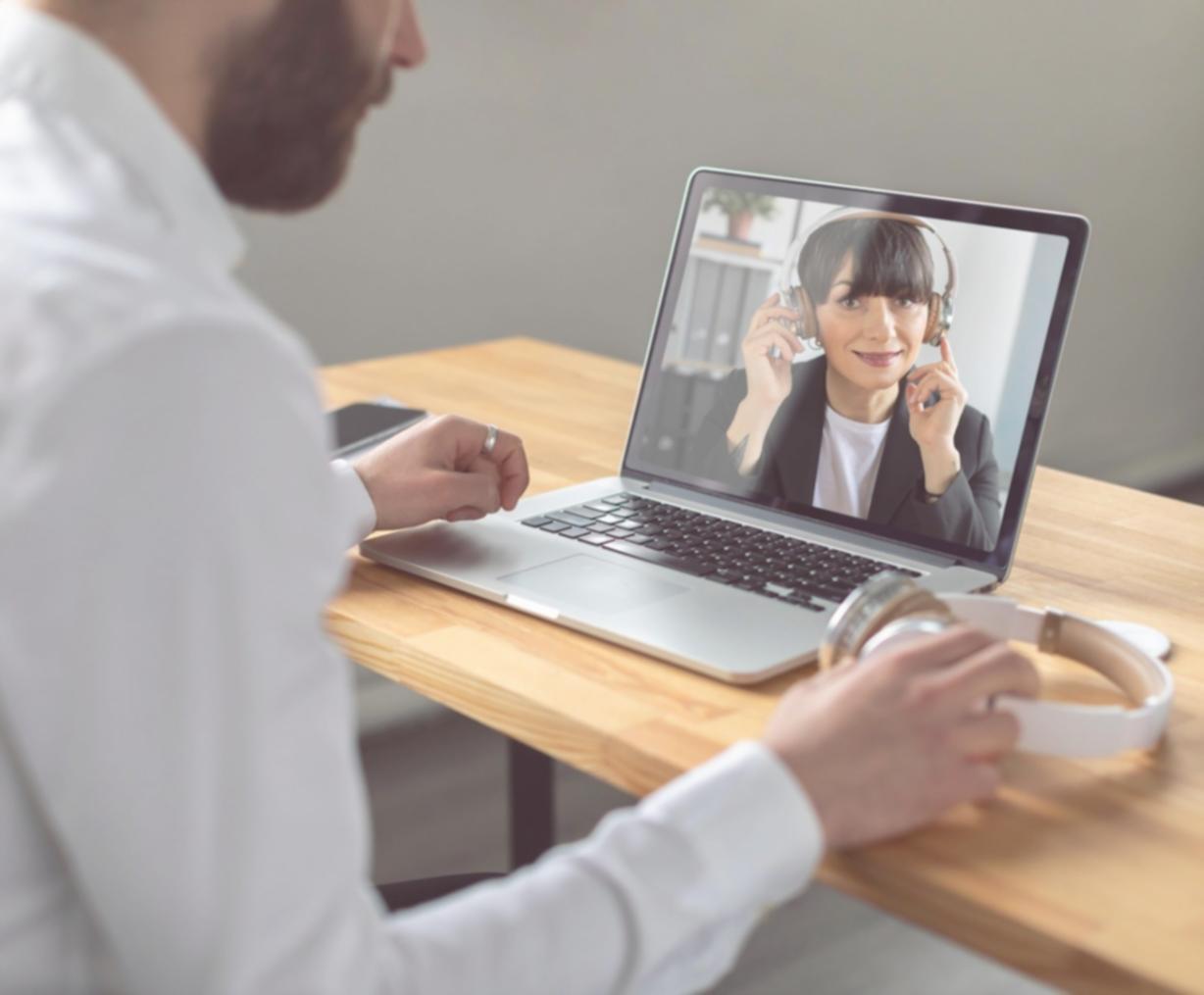 Équipe koravexylora travaillant ensemble sur des projets de gestion financière