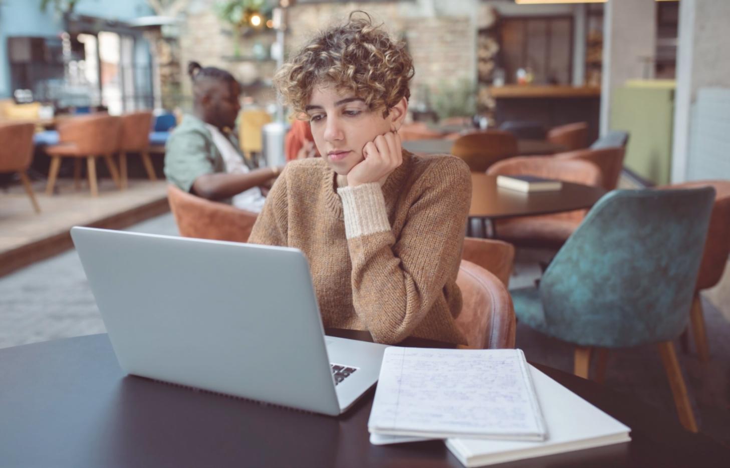 Espace de travail collaboratif où se déroulent les échanges entre conseillers financiers et entrepreneurs