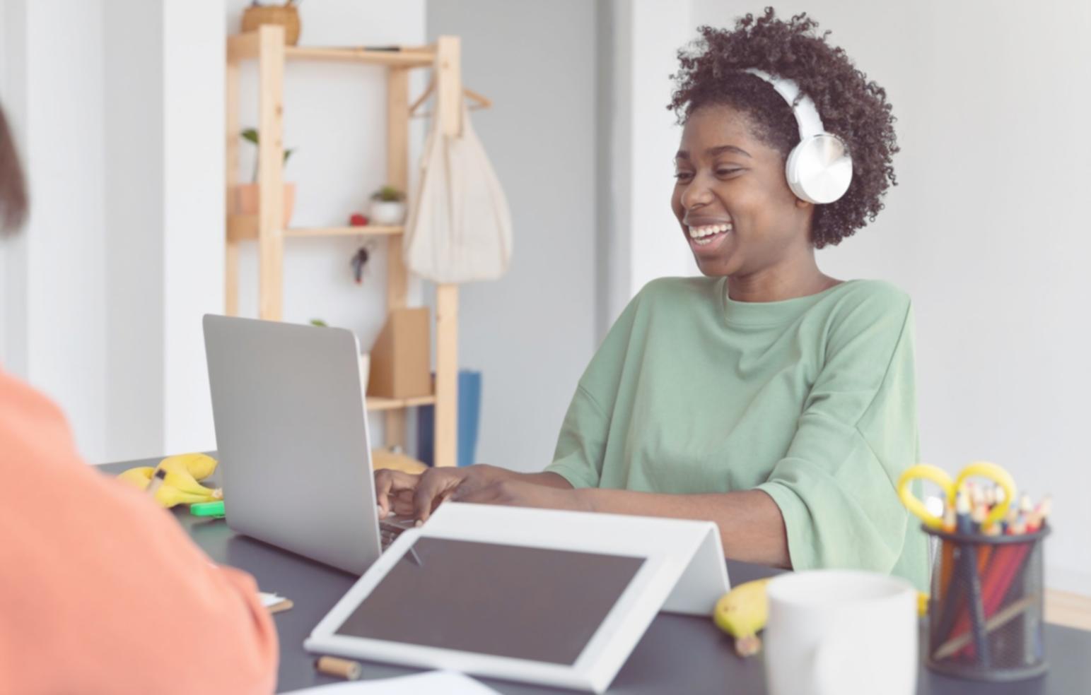 Formateur expliquant des concepts financiers lors d'un atelier