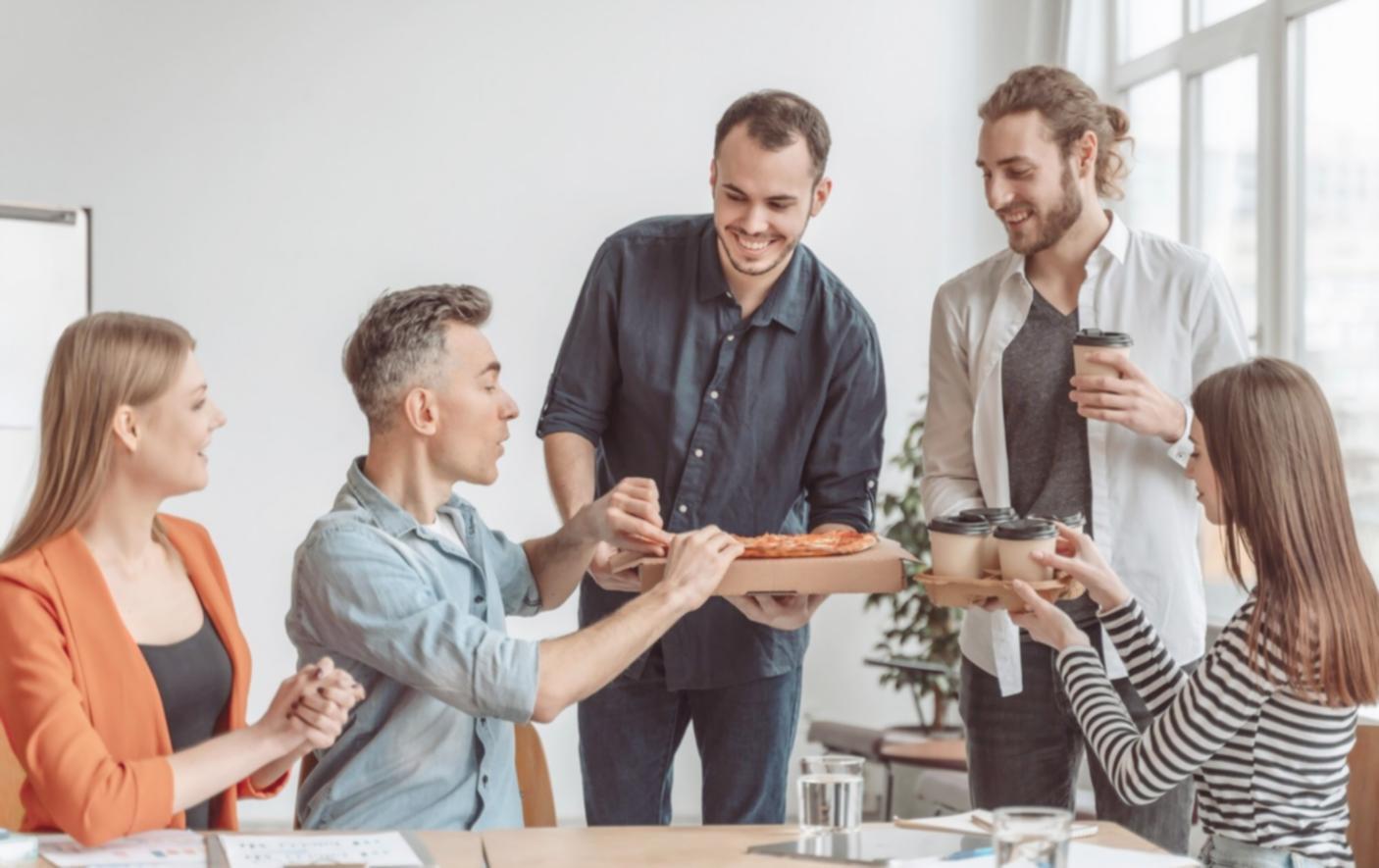 Espace de travail avec documents financiers et outils de gestion pour entrepreneurs