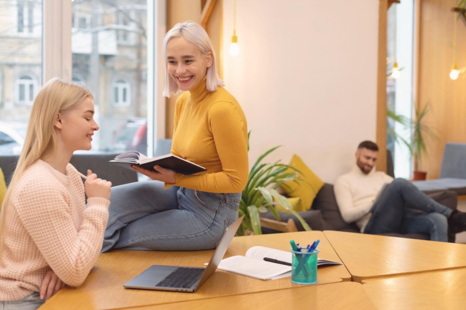 Espace de travail organisé avec documents financiers